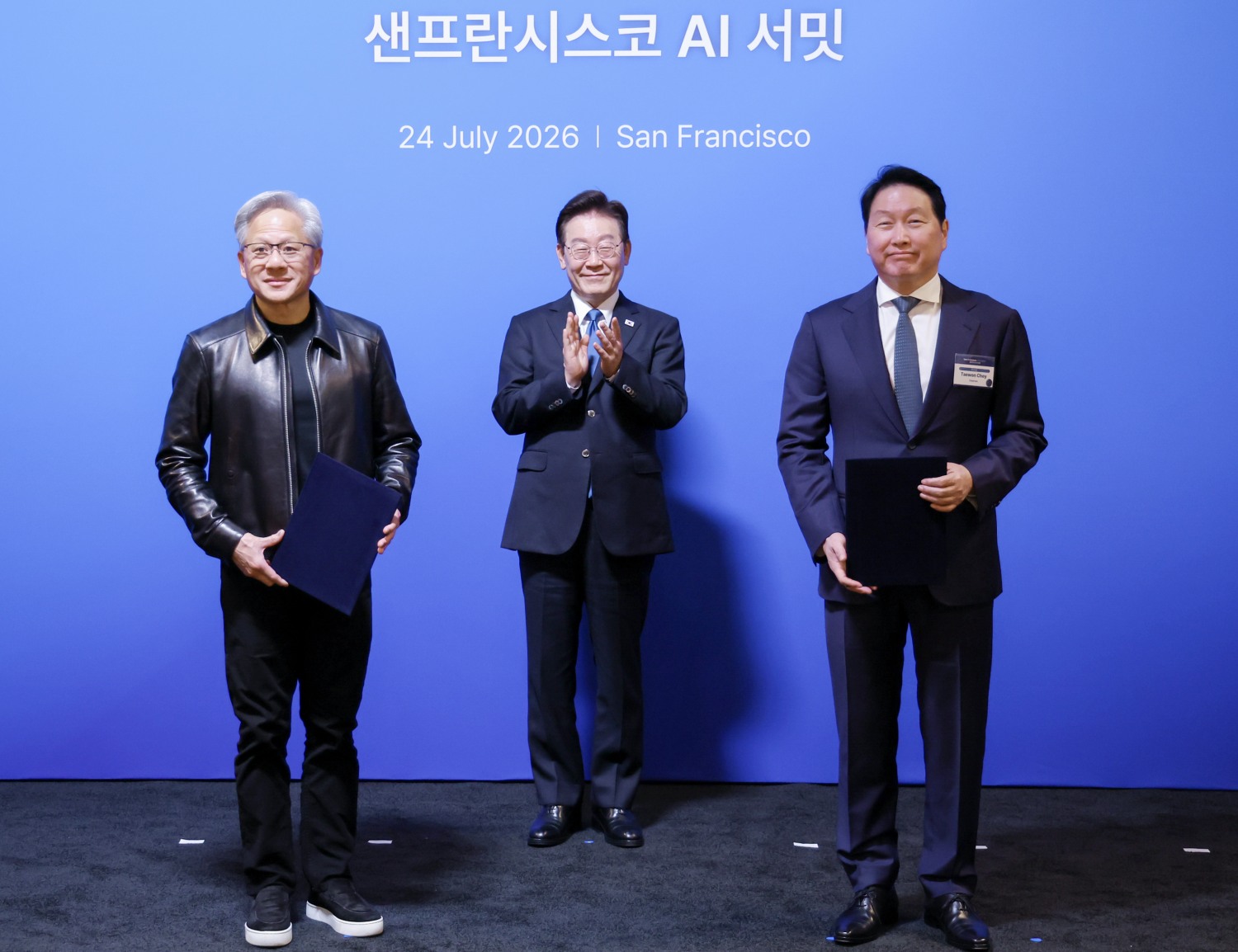 최태원 SK 회장과 젠슨 황 엔비디아 최고경영자가 24일(현지시간) 이재명 대통령이 임석한 가운데 미국 샌프란시스코 더 미드웨이에서 열린 AI 서밋에서 SK하이닉스, SKT와 엔비디아의 전략적 AI 팩토리 및 반도체 협력 MOU를 체결한 뒤 기념촬영을 하고 있다. 사진=연합뉴스