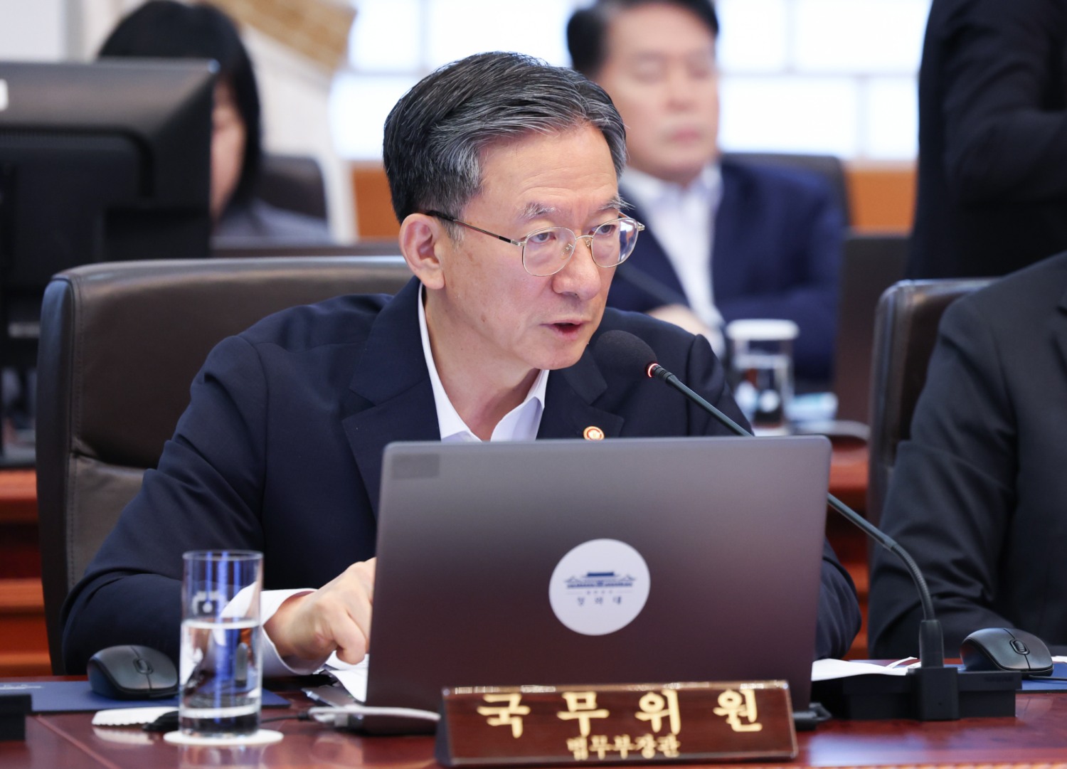 정성호 법무부 장관이 14일 청와대에서 열린 국무회의에서 형사미성년자(촉법소년) 연령 기준 관련 이재명 대통령 질문에 답하고 있다. 사진=연합뉴스