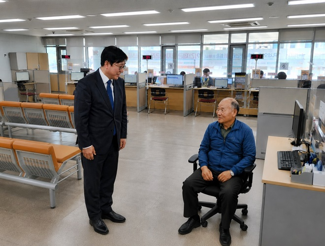 오상훈 부산국세청장은 27일 부산진세무서 부가세 신고센터를 찾아 방문납세자가 신고에 불편함이 없는지 살펴보고 있다.(사진제공=부산지방국세청)