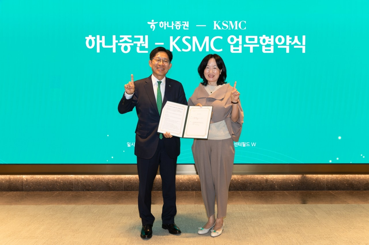 강성묵 하나증권 대표이사(왼쪽)과 공현정 KSMC 대표이사가 27일 하나증권 THE 센터필드 W에서 열린 ‘글로벌 자산관리 서비스 고도화를 위한 전략적 업무협약식’에서 기념촬영을 하고 있다. 사진=하나증권