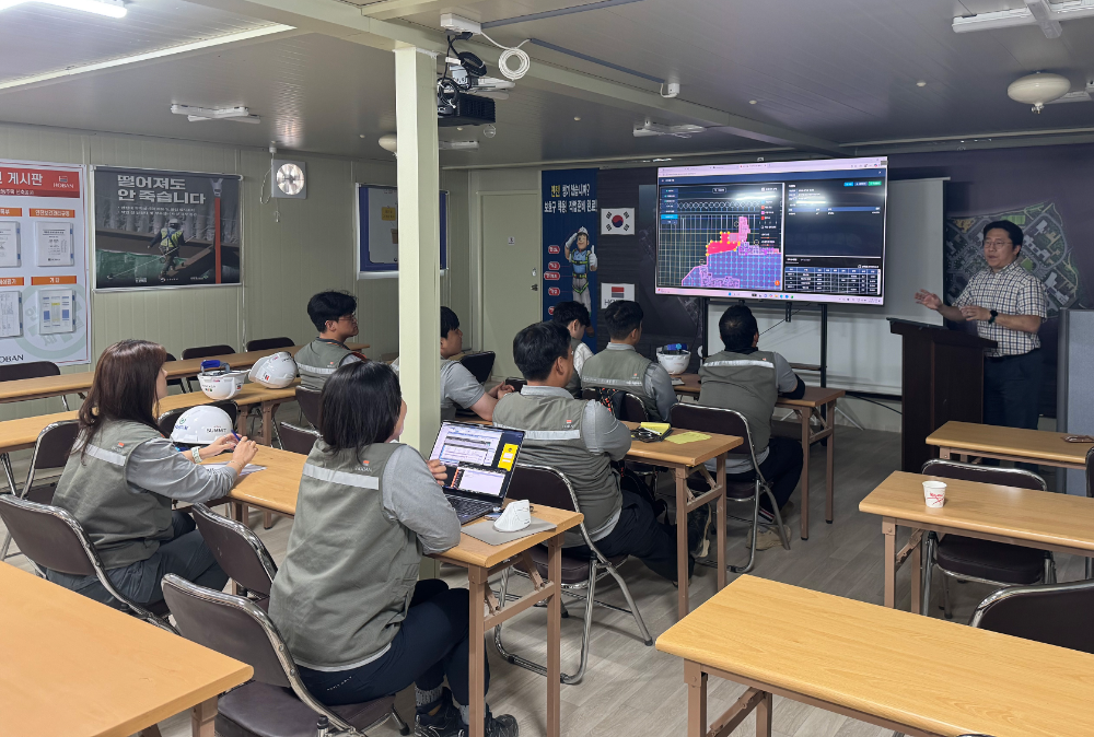 호반건설 현장 기술자들이 AI 기반 레미콘 자동 수량 산출 프로그램 활용 교육을 받고 있다.(사진=호반건설)