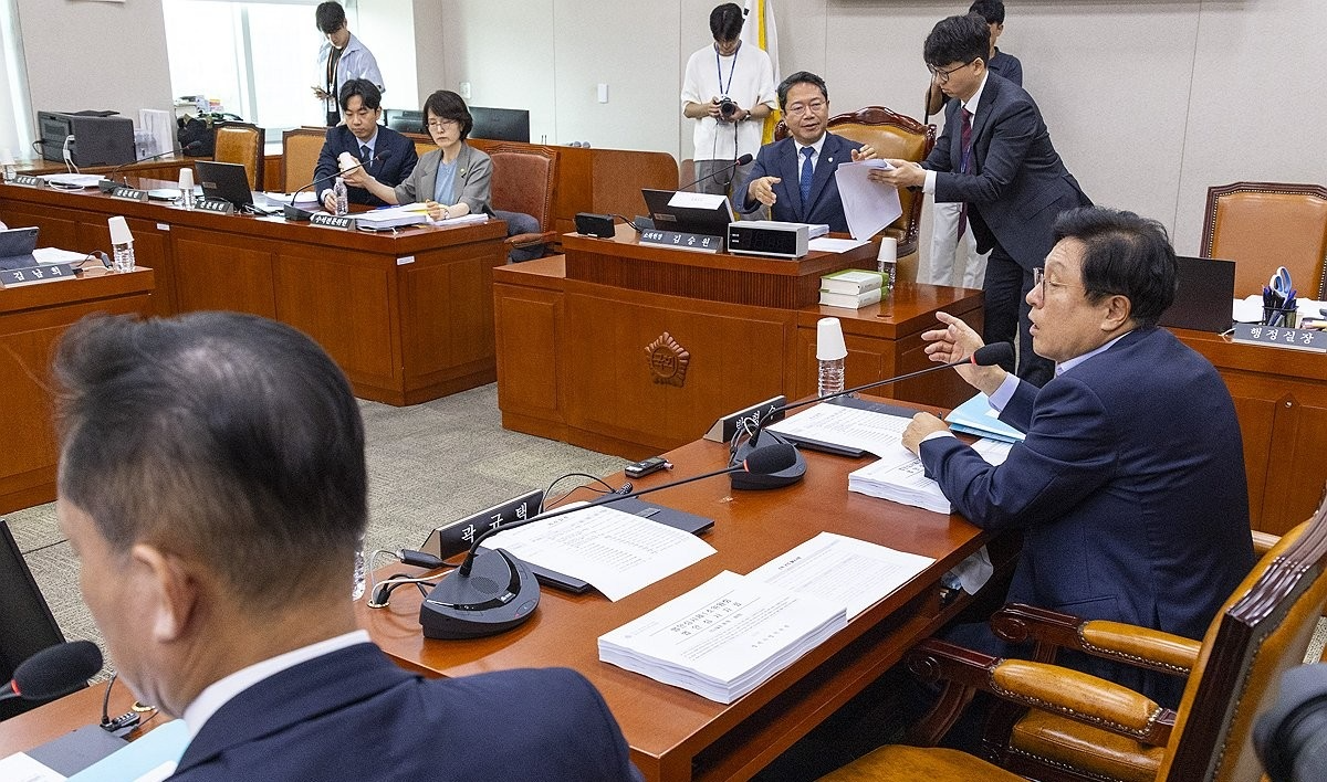 법사위 법안심사 제1소위 안건 순서 변경 항의하는 국민의힘 소위 위원들(사진=연합뉴스)