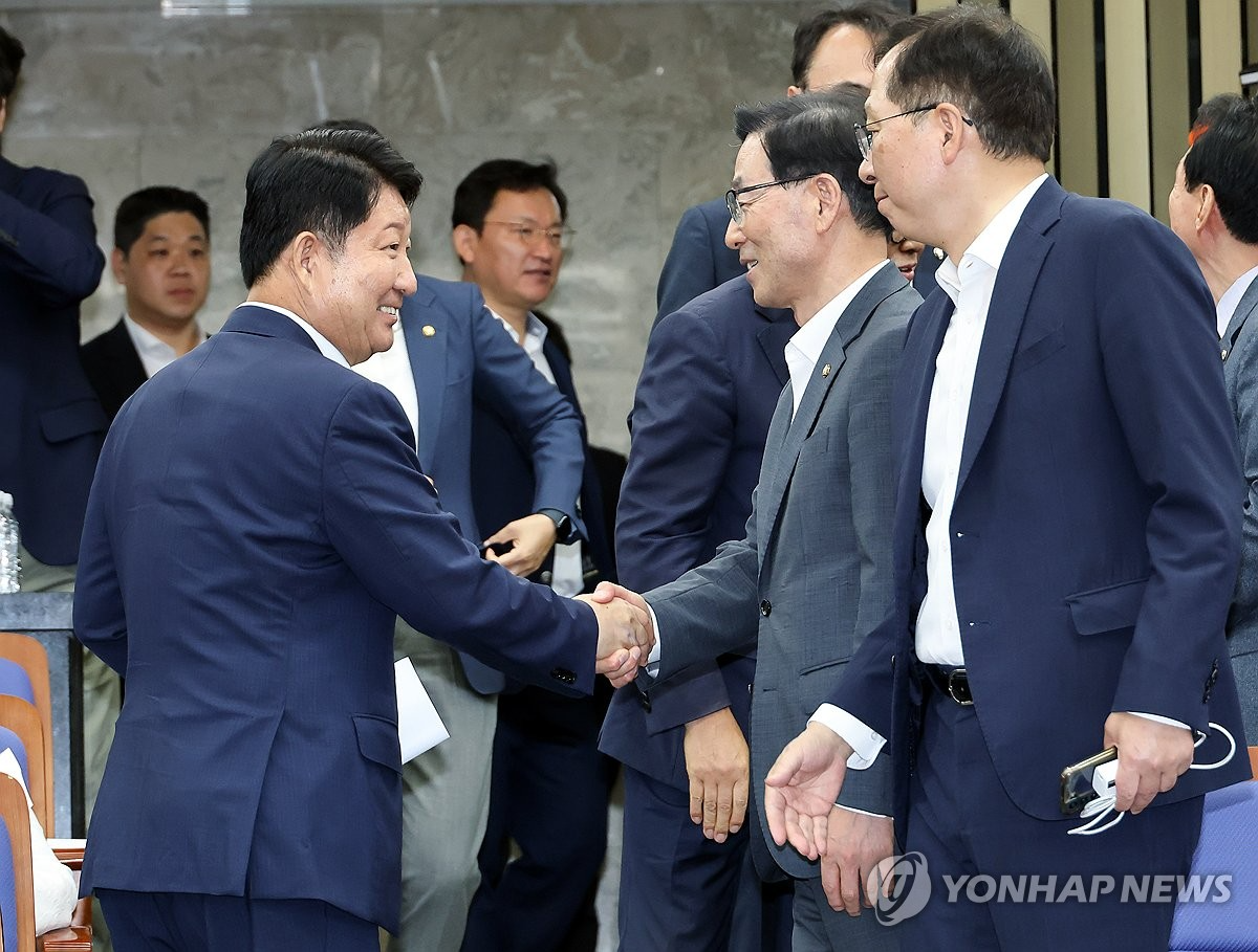 의원총회, 의원들과 인사하는 권영진 의원(사진=연합뉴스)