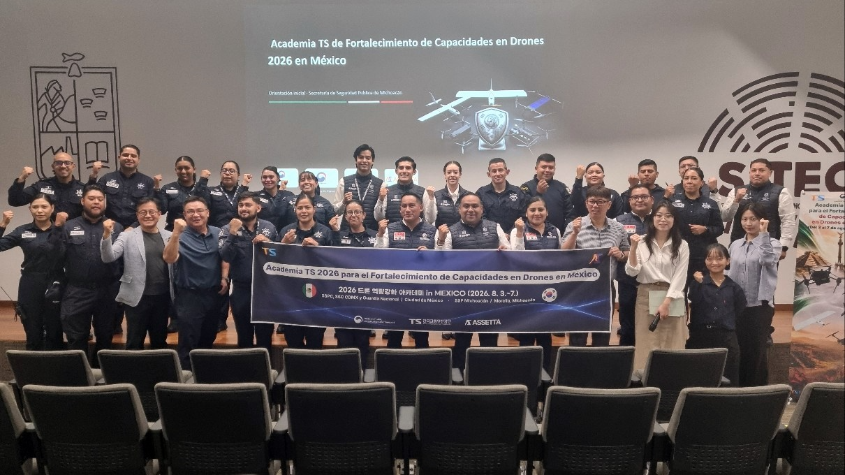 2026 드론 역량개발 아카데미(Drone Capacity Development Academy)」멕시코 현지 연수 강의에서 한국교통안전공단 직원들과 현지 관계자들이 기념사진을 찍고 있는 모습.(사진=TS)