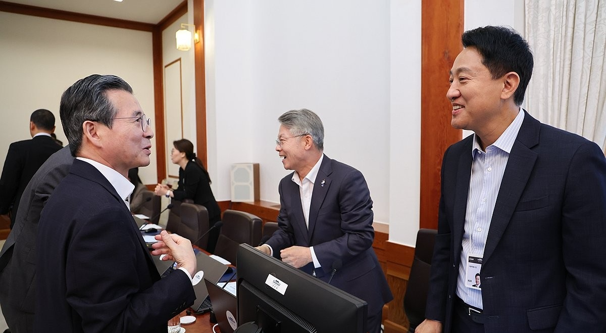 오세훈 서울시장과 김용범 청와대 정책실장(사진=연합뉴스)