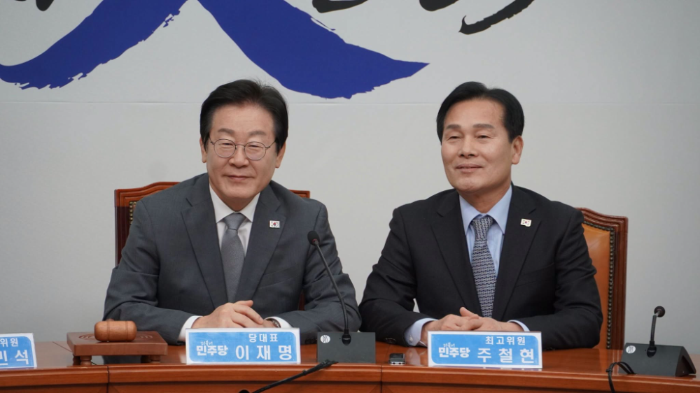 더불어민주당 최고위원회의 당시 이재명 대통령과 주철현 의원