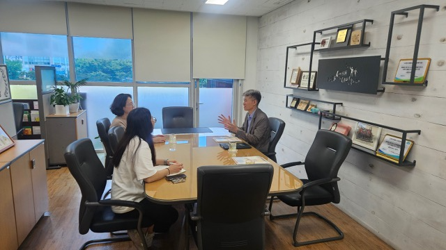 대화노인복지관과 업무협의 모습.(사진 오른쪽 고양보호관찰소 최성균 집행과장, 왼쪽은 고양시대화노인종합복지관 관장 최윤정 등 2명).(사진제공=고양보호관찰소)