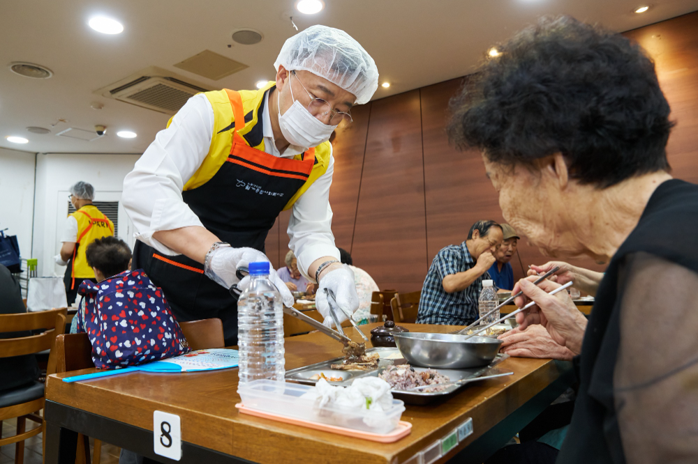 (앞줄 왼쪽 네 번째) 신왕섭 IPARK현대산업개발 실장, (다섯 번째) 오동준 월계종합복지관장.(사진=IPARK현대산업개발)