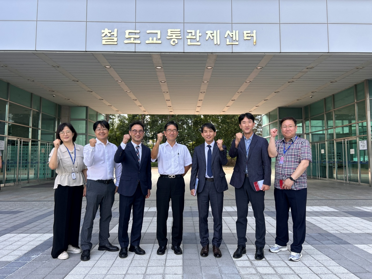 정용식 이사장(사진 정중앙)과 관계자들이 기념사진을 찍고 있는 모습.(사진=TS)