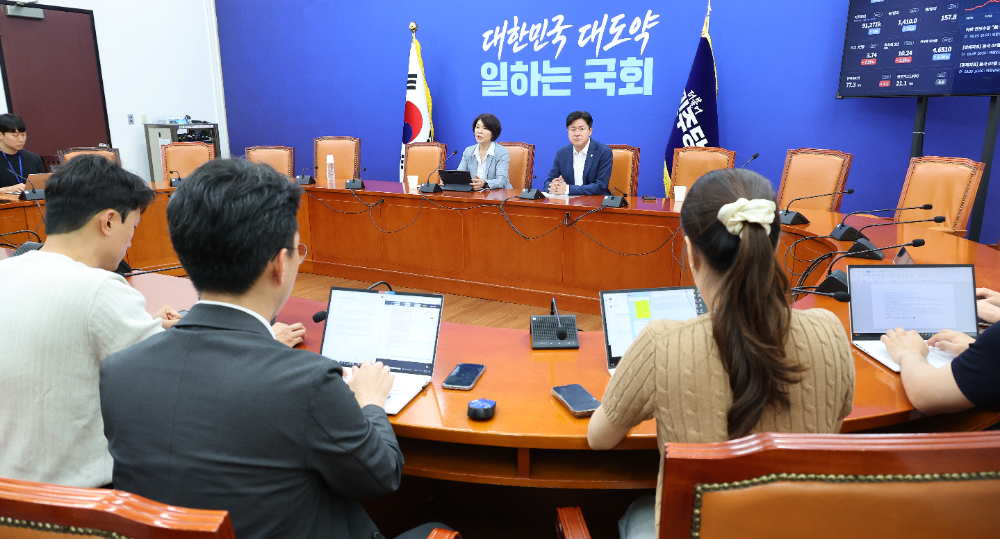 더불어민주당 한정애 정책위의장이 9일 국회에서 열린 기자간담회에서 현안 관련 발언을 하고 있다.(사진=연합뉴스)