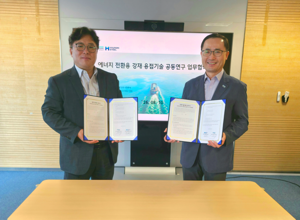 (왼쪽부터) 현대제철 제품개발센터장 권태우 상무, DNV Korea Maritime 기술개발지원부 문영환 본부장.(사진=현대제철)