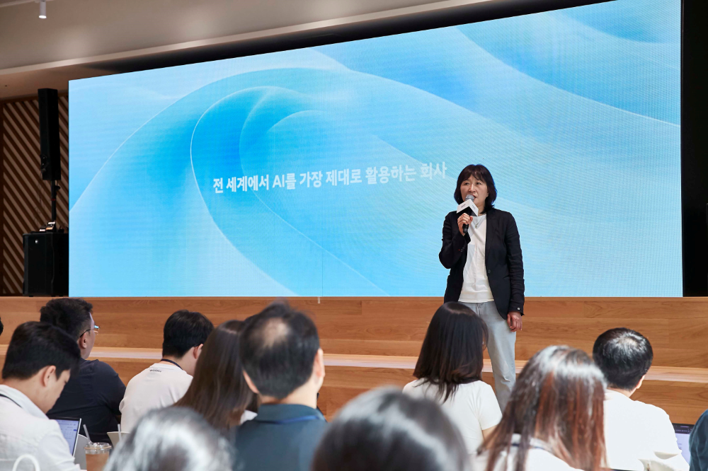 12일(수) 양재 본사에서 열린 ‘현대차그룹 AX 성과 발표회(Beyond AI, Transforming the Way We Work)’에서 현대차•기아 ICT담당 진은숙 사장이 발표하는 모습.(사진=현대차그룹)