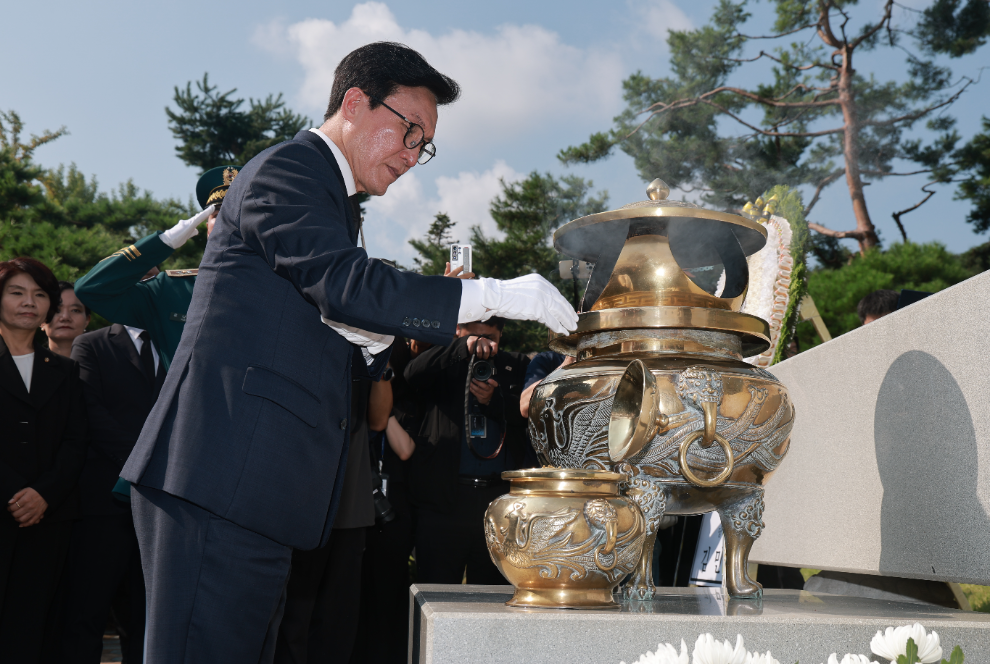 분향하는 민주당 김민석 신임 대표(사진=연합뉴스)