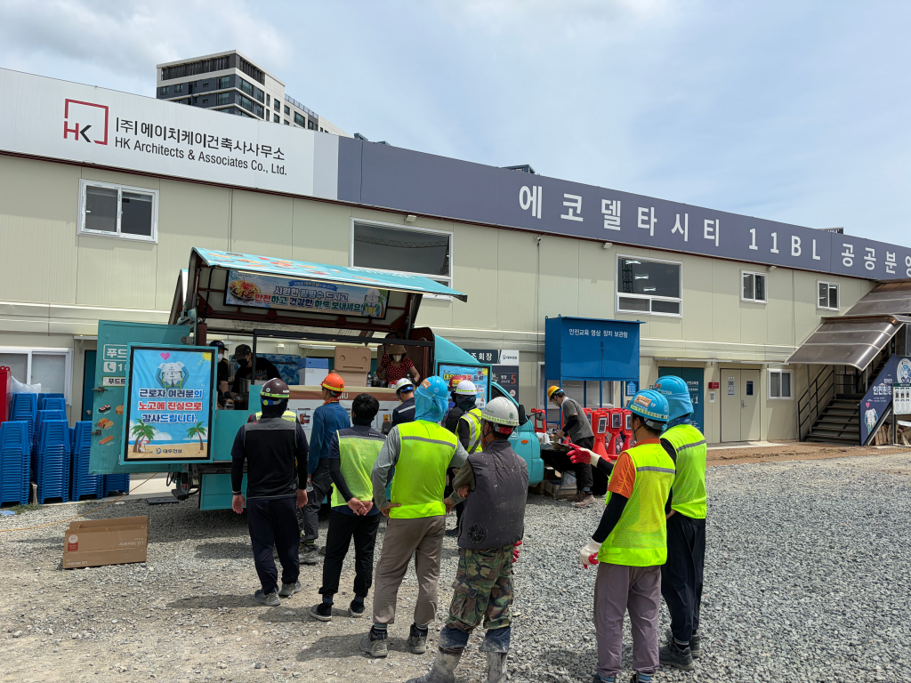 에코델타시티푸르지오트레파크현장에 대우건설 뿌듯트럭이 방문했다.(사진=대우건설)