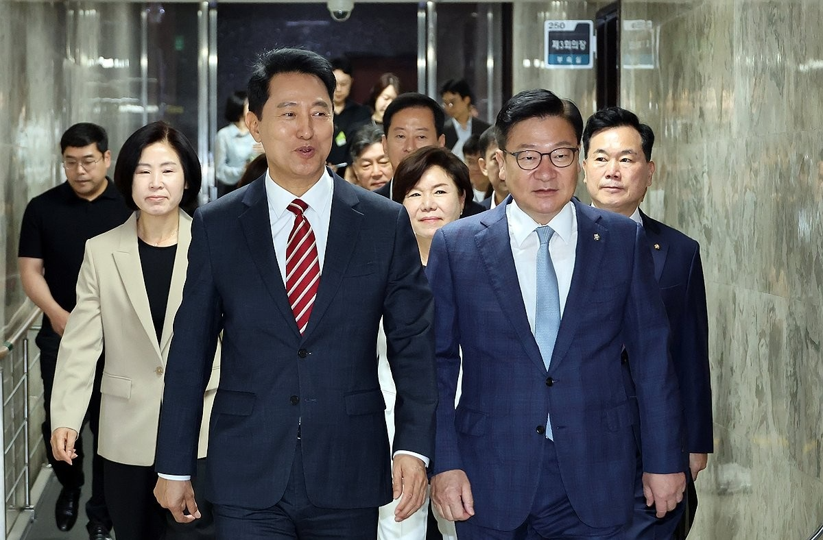 국민의힘 원내대책회의 함께 입장하는 정점식-오세훈(사진=연합뉴스)