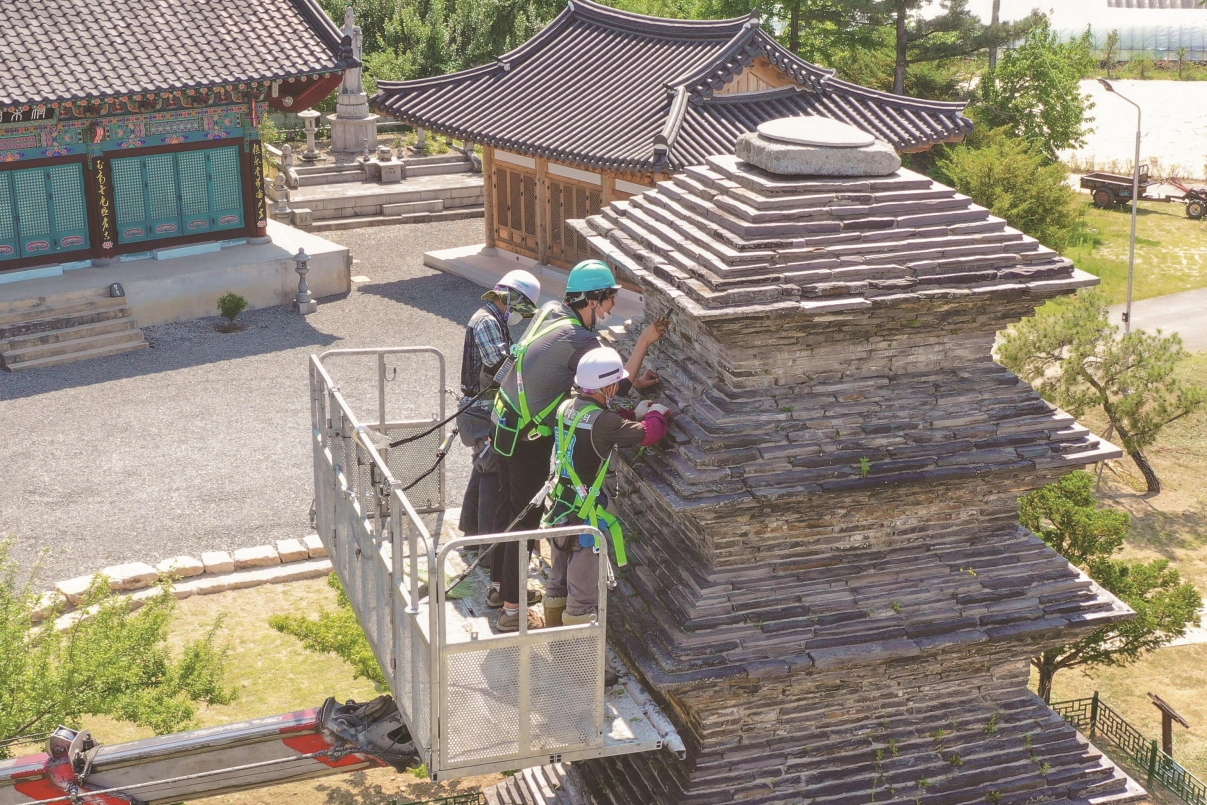 충북문화유산돌봄센터가 제천시 장락동 칠층모전석탑의 경미수리를 진행하는 모습.(사진=동행복권)