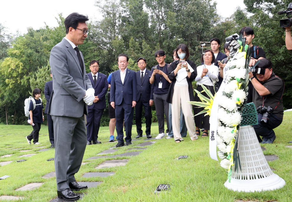 이해천 전 총리 묘소 찾은 김민석 대표(사진=연합뉴스)