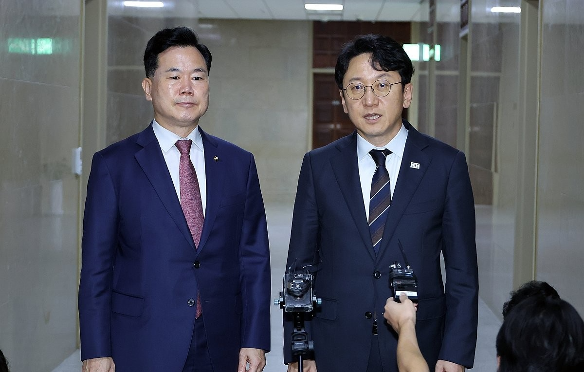 더불어민주당 천준호 원내운영수석부대표(오른쪽)와 국민의힘 김승수 원내운영수석부대표(사진=연합뉴스)