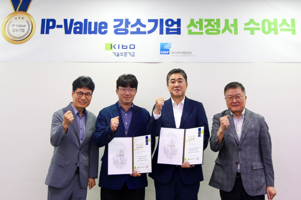 왼쪽부터 고준호 기보 중앙기술평가원장, 유준상 (주)스탠드업테라퓨티스 대표, 이재원 (주)티카로스 대표, 박영민 국가신약개발재단 사업단장이 기념촬영을 하고 있다. 사진=기술보증기금
