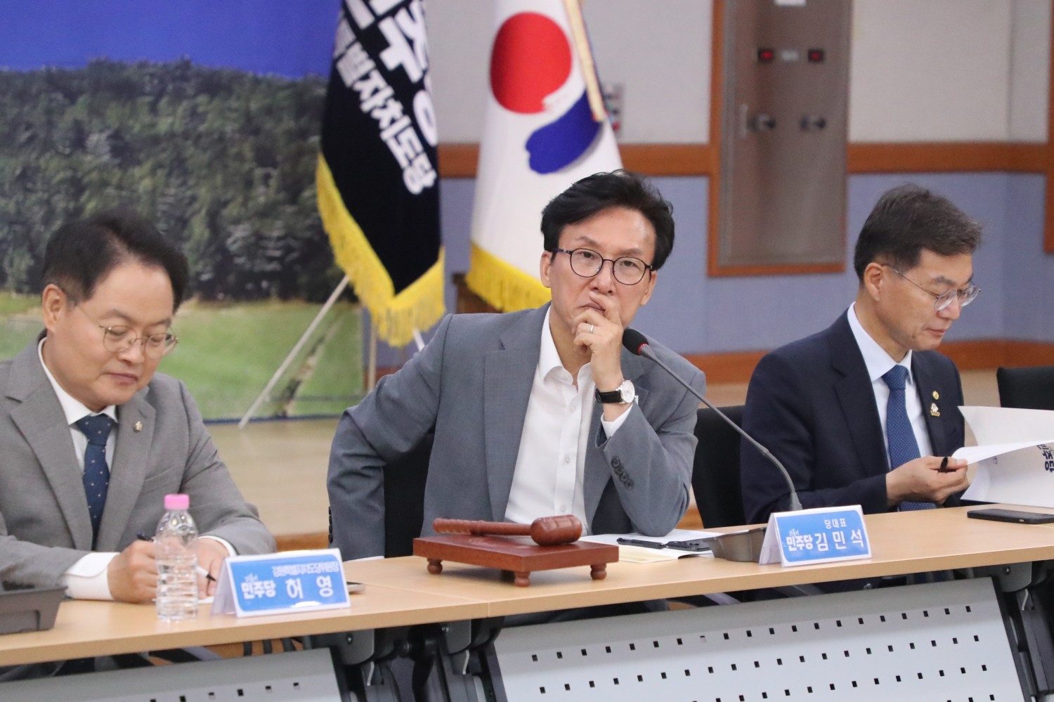 21일 강원 강릉시청에서 열린 더불어민주당 최고위원회의에서 김민석 당 대표가 강원지역 현안을 듣고 있다. 사진=연합뉴스