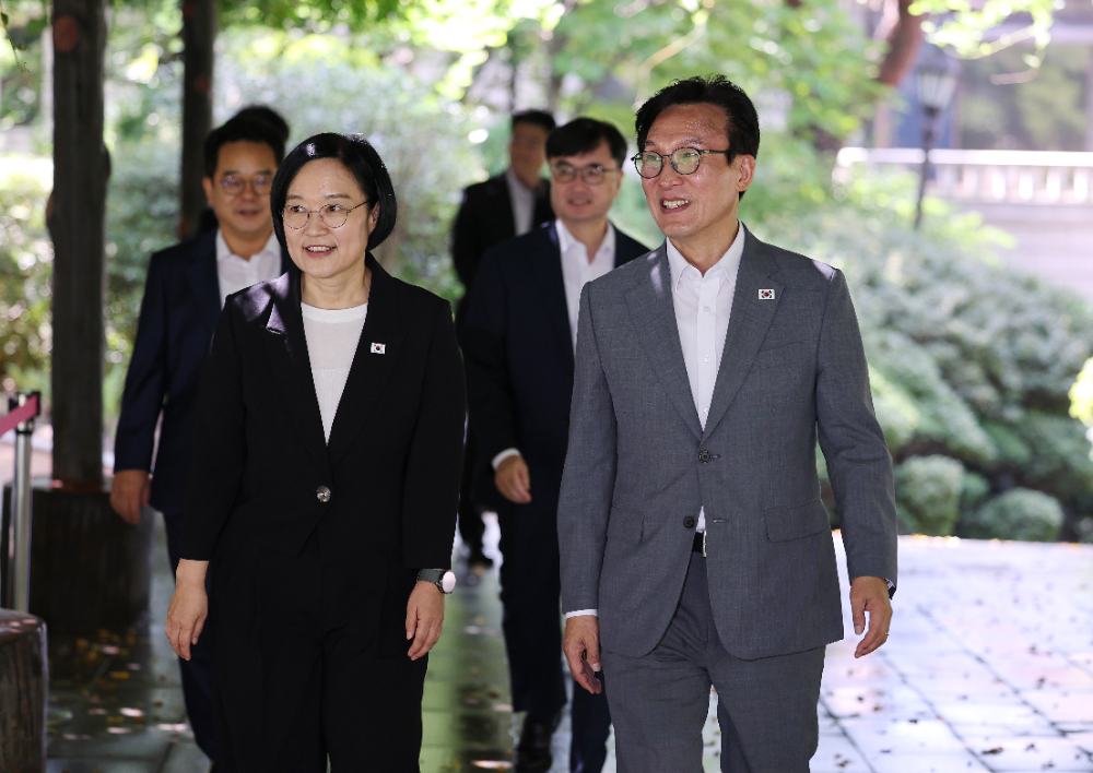 한성숙 국무총리(왼쪽)와 더불어민주당 김민석 당 대표가 23일 서울 종로구 삼청동 총리공관에서 열린 고위당정협의회에 참석하고 있다.(사진=연합뉴스)