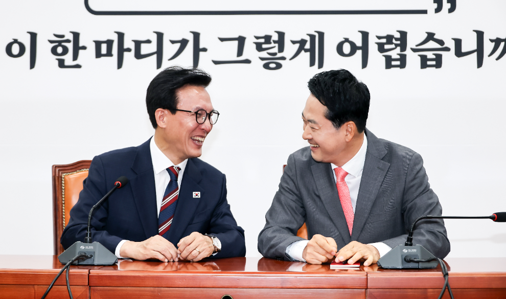첫 상견례서 웃음으로 대화하는 여야 대표(사진=연합뉴스)