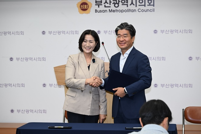 우성빈 기장군수(사진 왼쪽)와 강경진 NC메디(주) 회장(사진 오른쪽)이 24일 부산시의회 브리핑룸에서 열린 정관 NC메디(의료폐기물 소각장) 비주거지 이전 협약식 후 기념촬영을 하고 있다.(사진제공=부산 기장군)
