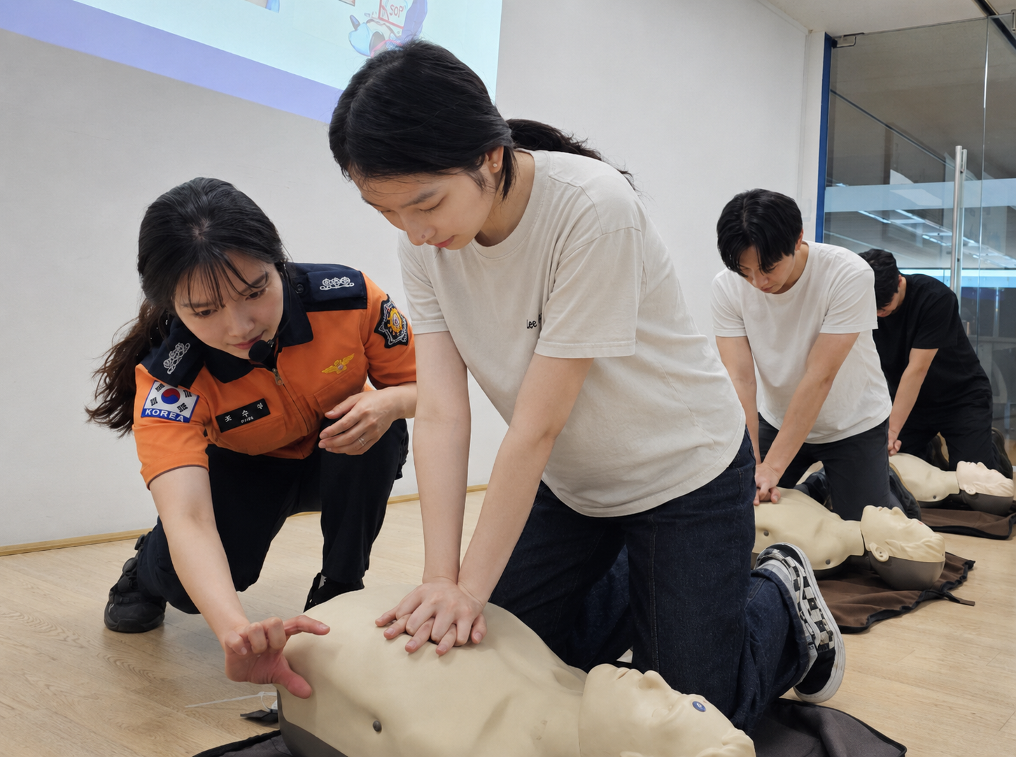 KCC 직원들이 서초소방대원의 지도 아래 심폐소생술(CPR) 등 응급처치 교육을 받고 있다.(사진=KCC)