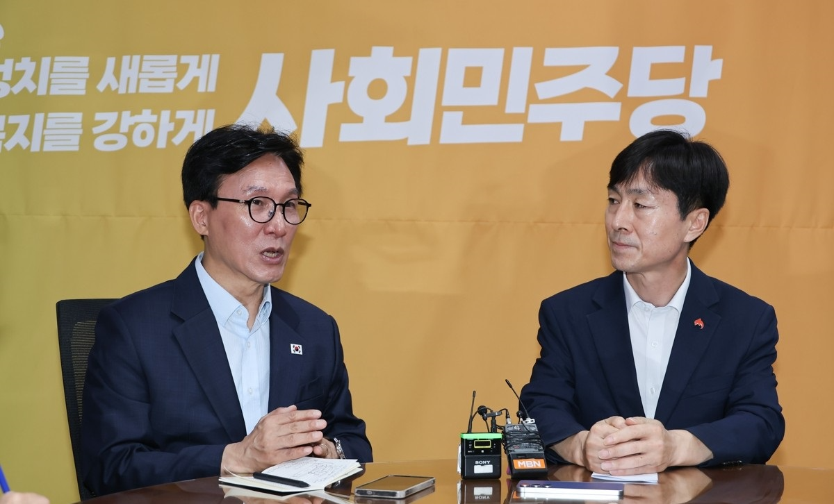 얘기 나누는 김민석-한창민(사진=연합뉴스)