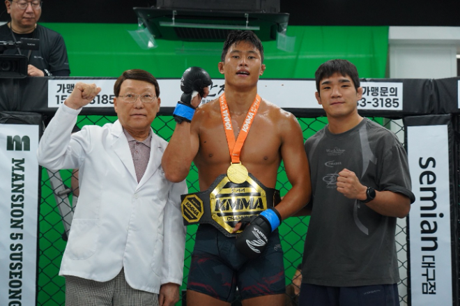 UFC 강경호의 ‘1호 제자’ 엄현우가 2026년 8월 KMMA 라이트헤비급 챔피언결정전 승리 기념 촬영을 하고 있다. 왼쪽은 청도보건소 정진오 소아청소년과장, 오른쪽은 제2대 블랙컴뱃 페더급 챔피언 ‘광남’ 신승민.(사진=스탠다드앤드프로그레스 스포츠에이전시)