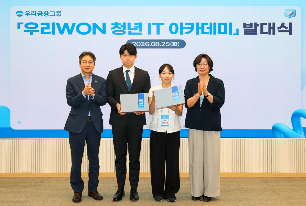 지난 25일 서울 중구 본점에서 열린 '우리WON 청년 IT 아카데미 발대식'에서 우리금융지주 박제성 경영지원부문장(왼쪽)과 고용노동부 임영미 고용정책실장(오른쪽)이 대표 청년들과 기념촬영을 하고 있다. 사진=우리금융그룹
