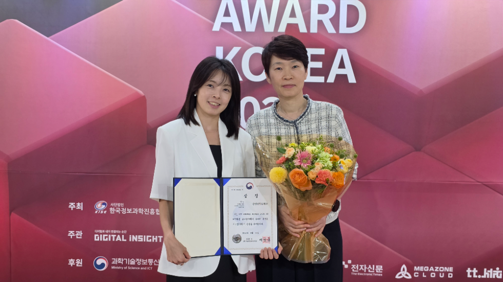 른쪽부터 삼성생명 CSM전략팀 권영임상무, 조현경프로가 상장을 들고 기념 촬영을 하고 있다. 사진=삼성생명