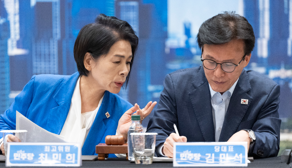 민주당 최고위서 대화하는 김민석 대표와 최민희 최고위원(사진=연합뉴스)