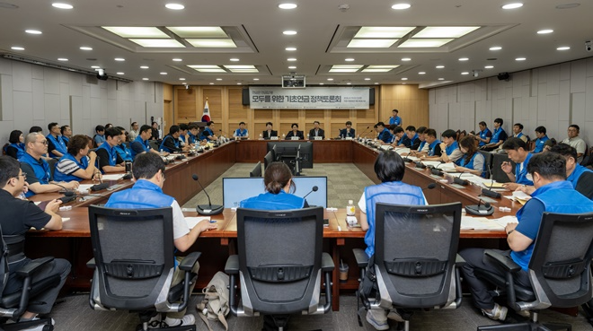 공노총이 지난 8월 19일 국회 의원회관 제2세미나실에서 진행한 연금은 연금답게! 모두를 위한 기초연금 정책토론회 모습.(제공=공노총)