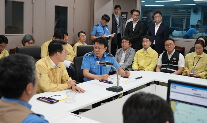 황종우 해수부장관과 장인식 해양경찰청장 직무대행이 전복 선박 수색 관련 의견을 나누고 있다.(사진제공=남해해경청)