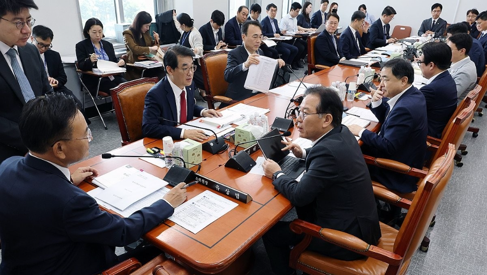 대화하는 유상범 소위원장과 정태호 간사(사진=연합뉴스)