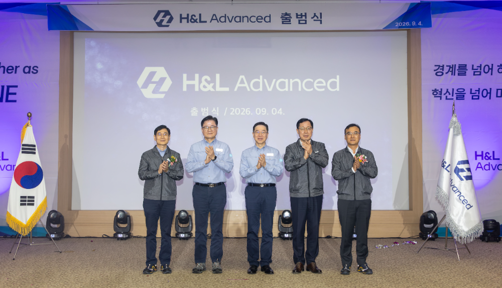 (왼쪽부터) 조남수 H&L Advanced 공동대표, 정임주 HD현대오일뱅크 대표, 송명준 HD현대오일뱅크 대표, 이영준 롯데그룹 화학군 총괄대표, 천양식 H&L Advanced 공동대표.(사진=HD현대)