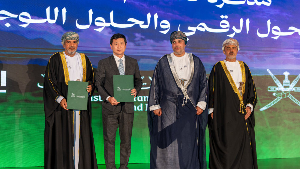 (왼쪽부터) 오만 교통부 교통부문 차관: 카미스 빈 모하메드 알 샤막키(Khamis bin Mohammed Al Shammakhi), 현대차그룹 미래전략본부장 정호근 부사장, 오만 도파르 주 주지사 마르완 빈 투르키 알 사이드(H.H. Sayyid Marwan bin Turki Al Said), MTCIT 장관 사이드 빈 하무드 알 마왈리(Said bin Hamoud Al Maawali).(사진=현대차그룹)