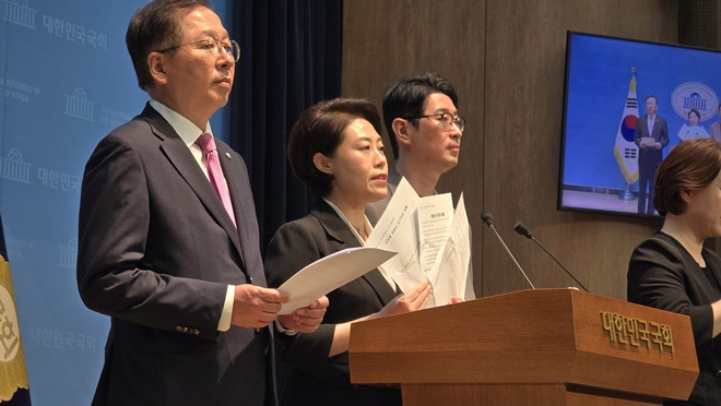 서지영 국회의원이 자료를 내보이며 전재수 시장에 대해 발언을 하고 있다.(사진제공=국민의힘 부산시당)