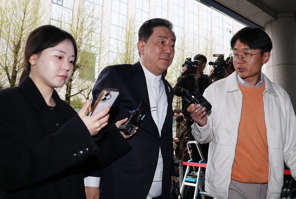 경찰 조사 향하는 김병기(사진=연합뉴스)