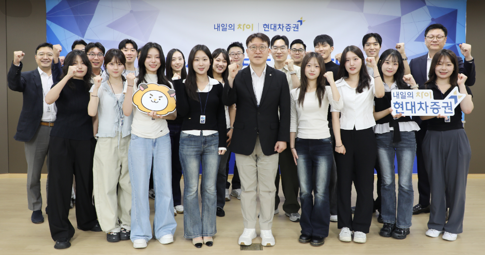 3일 현대차증권 본사에서 열린 대학생 서포터즈 3기 발대식에서 대학생 서포터즈 13명과 안현주 WM본부장(앞줄 왼쪽 다섯 번째) 등이 참석해 기념 촬영을 하고 있다. 사진=현대차증권