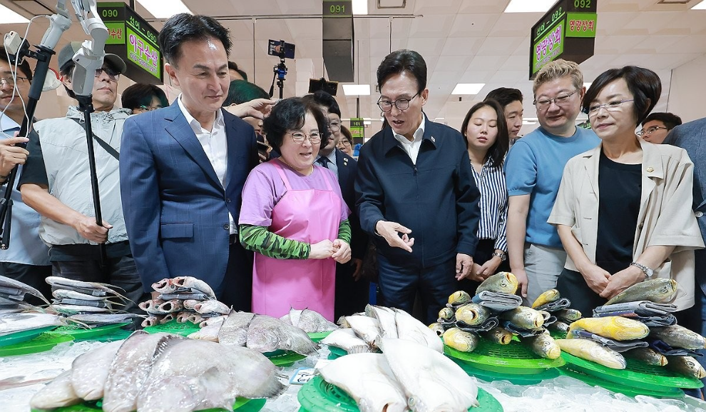 노량진수산시장 방문한 민주당 김민석 대표(사진=연합뉴스)
