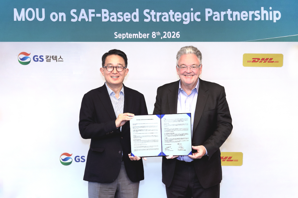 (왼쪽부터) GS칼텍스 Mobility & Marketing 본부 김창수 부사장과 DHL 익스프레스 존 피어슨 최고경영자(CEO).(사진=GS칼텍스)