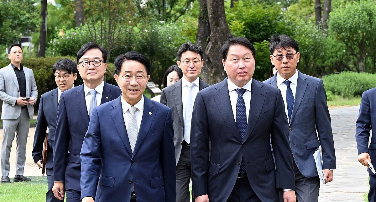 조정식 국회의장과 최태원 회장, 경제대도약위원회 출범식 참석(사진=연합뉴스)