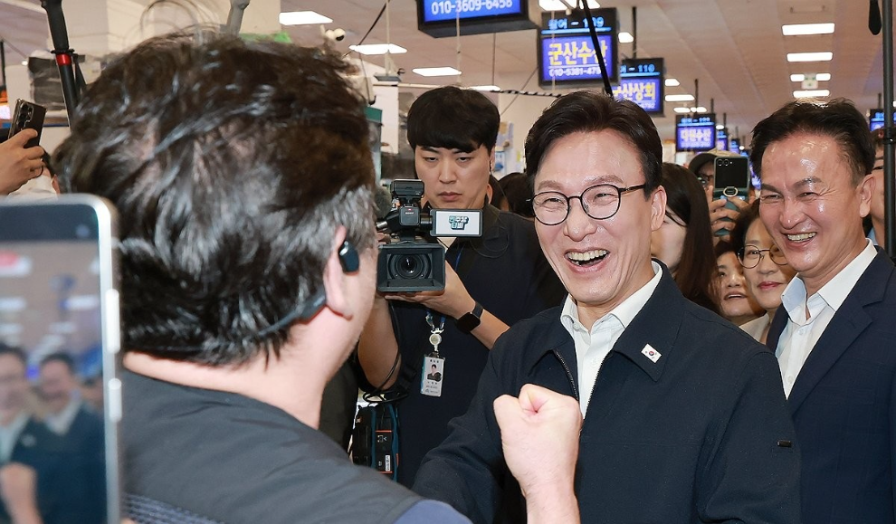 상인과 인사 나누는 민주당 김민석 대표(사진=연합뉴스)