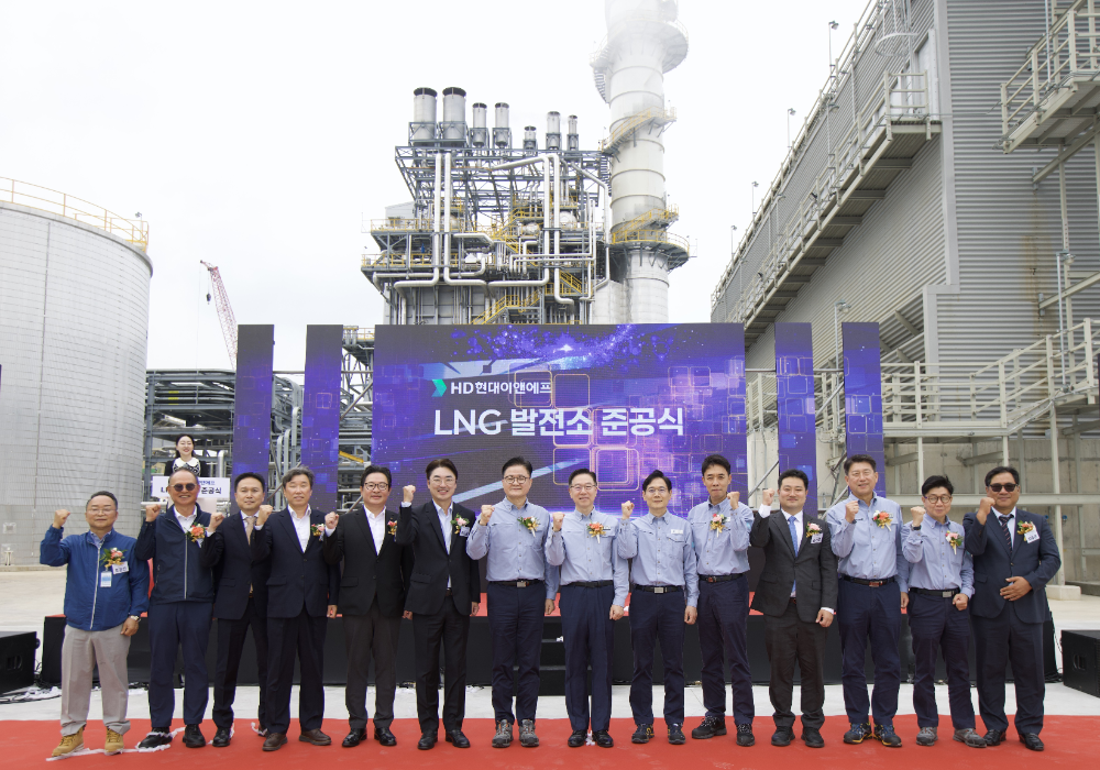 4일(월) 충남 서산시에 위치한 HD현대이앤에프 LNG 열병합발전소 준공식에 참여한 임직원들이 기념 사진을 촬영하고 있다. (왼쪽 일곱번째부터 정임주 HD현대오일뱅크 부사장, 송명준 HD현대오일뱅크 사장, 오른쪽 세번째 김명현 HD현대이앤에프 대표).(사진=HD현대)