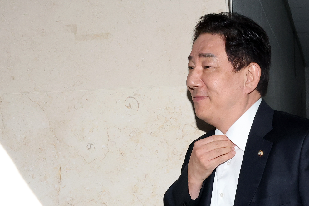 의원실 나서는 김병기 의원(사진=연합뉴스)