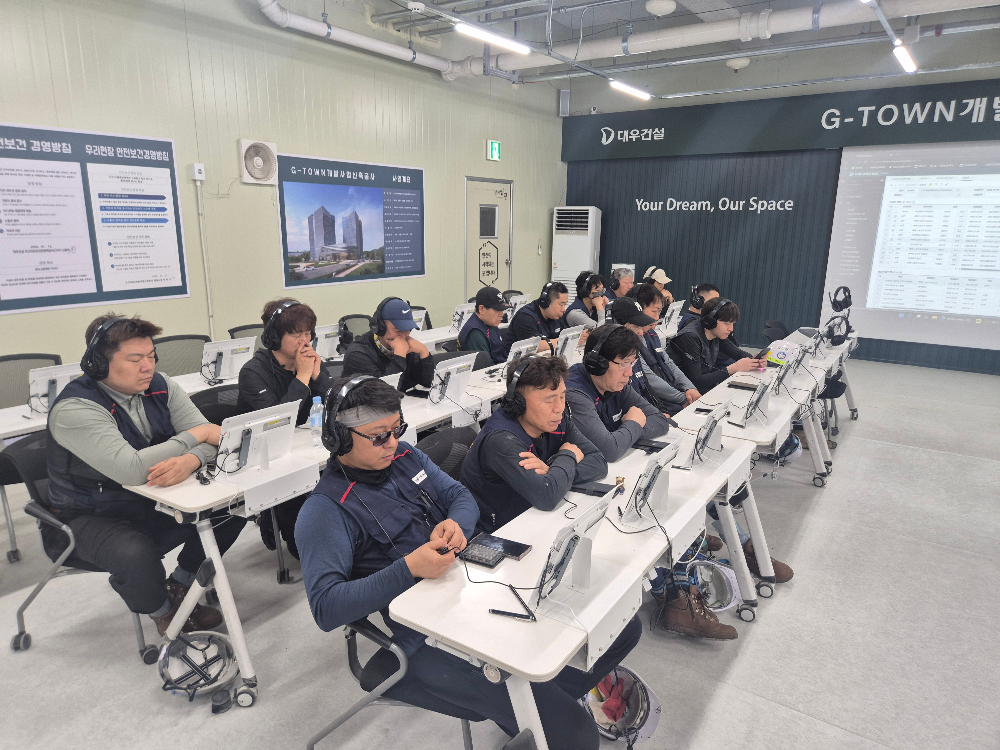 과천 G-TOWN 개발사업 신축공사 현장에서 태블릿 기반 스마트 안전교육을 진행중이다.(사진=대우건설)