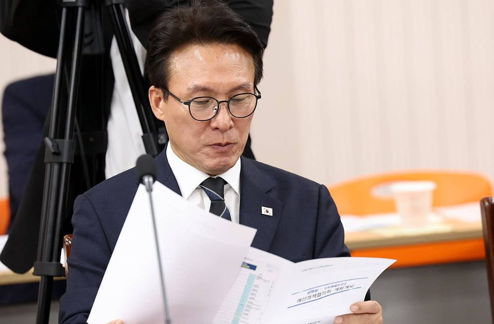 자료 살피는 김민석 대표(사진=연합뉴스)