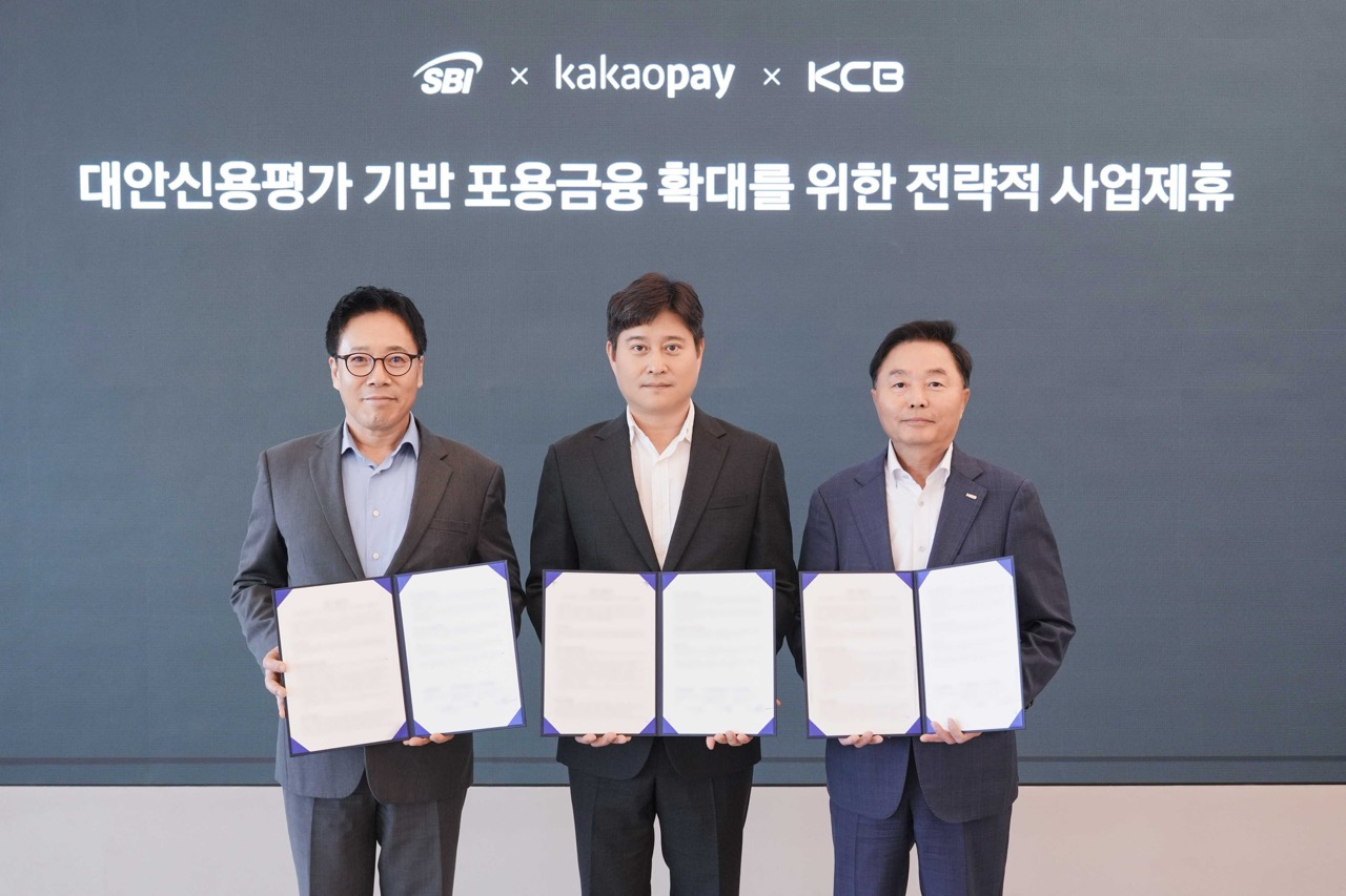 카카오페이 신원근 대표(가운데)와 SBI저축은행 김문석 대표(왼쪽), KCB 이성욱 대표(오른쪽)가 지난 16일 경기도 판교 카카오페이 오피스에서 진행한 포용금융 확대를 위한 전략적 사업 제휴 협약식에서 기념촬영을 진행하고 있다. 사진=카카오페이